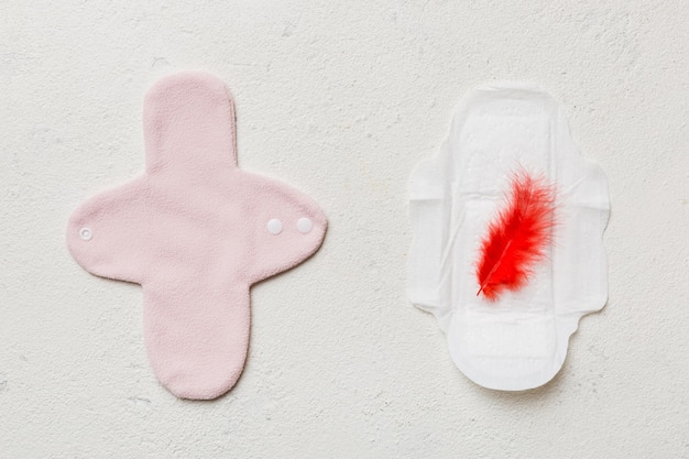 Conjunto de almohadillas menstruales reutilizables brillantes y coloridas vista superior del concepto de períodos de mujer sin desperdicio con espacio de copia
