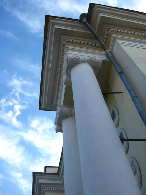 Conjunto arquitectónico de un gran edificio con columnas blancas