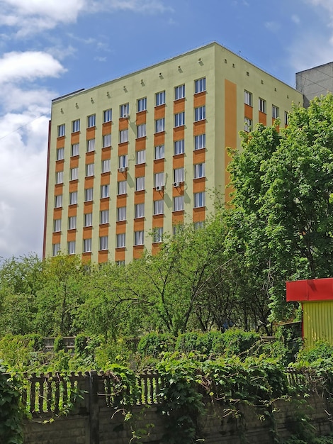 Conjunto arquitectónico de un gran edificio rodeado de árboles verdes