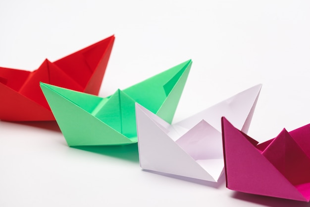 Conjunto de barcos de papel de origami. Liderazgo y concepto de negocio