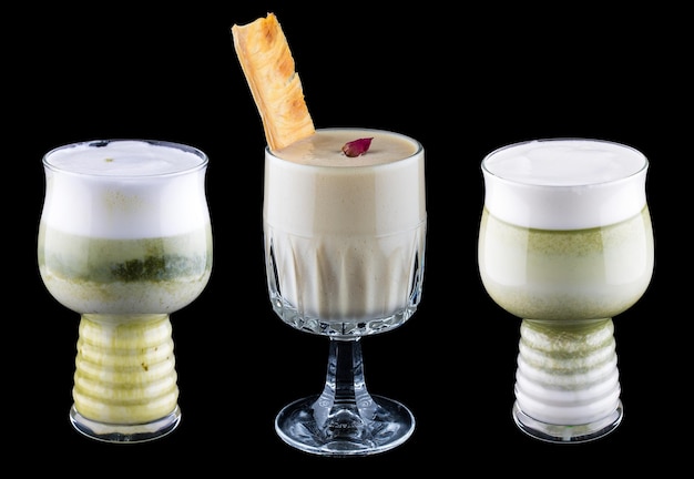 Conjunto de bebidas calientes a base de leche y té matcha sobre fondo negro