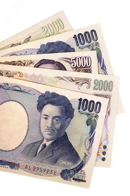 Conjunto de billetes de moneda yenes japoneses completamente aislado contra blanco