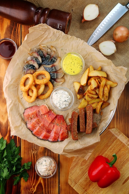 Conjunto de bocadillos de cerveza en la mesa