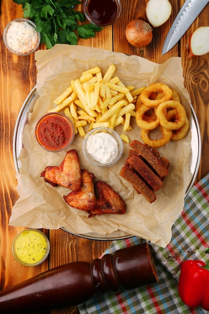 Conjunto de bocadillos de cerveza en la mesa