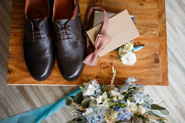 Conjunto de boda para hombre, botas negras de charol, pajarita, botonette, ramo de novia y caja de regalo con espacio para