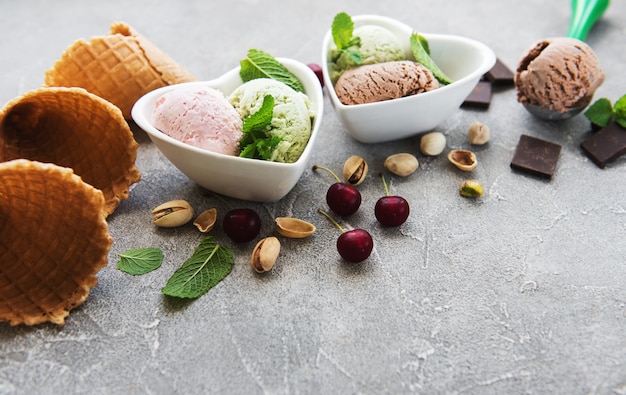 Conjunto de bolas de helado de diferentes colores y sabores.