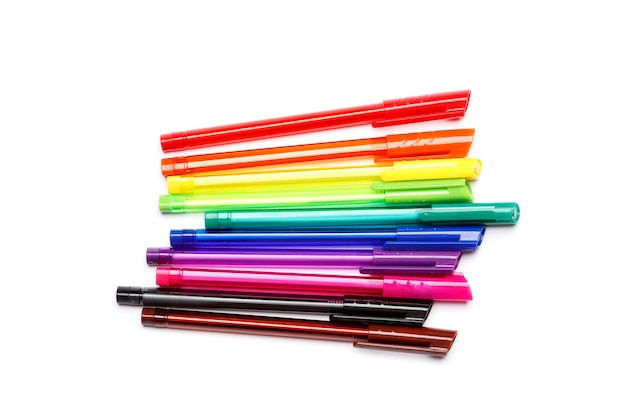 Conjunto de bolígrafos multicolores aislado sobre fondo blanco.