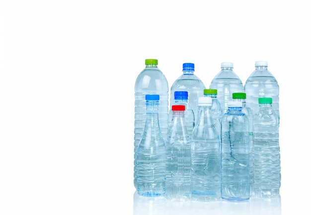 Conjunto de botella de agua de plástico transparente aislada con etiqueta en blanco. Agua clara y botella mineral natural con tapa cerrada. Bebida saludable. Colección botella de plástico.