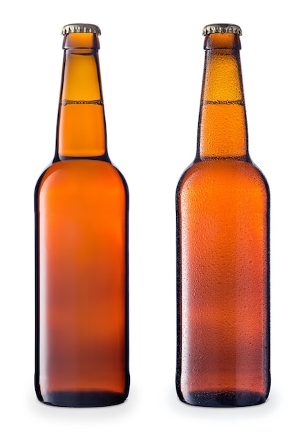 Conjunto de botellas de cerveza marrón aisladas sobre fondo blanco. Cerveza fría con gotas de agua.