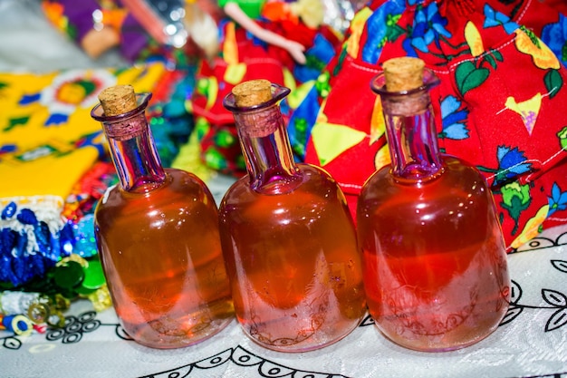 Foto conjunto de botellas coloridas vacías a la vista