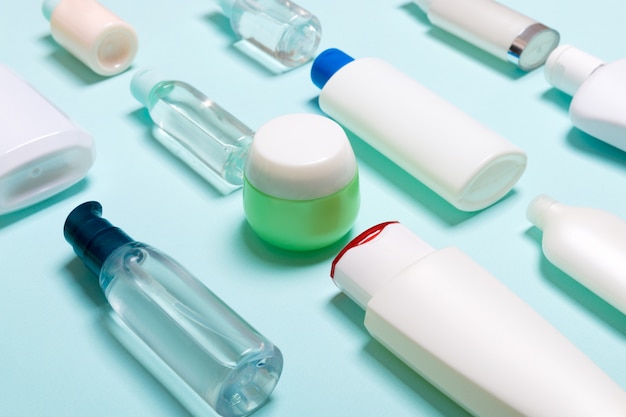 Conjunto de botellas y frascos de diferentes tamaños para productos cosméticos. Concepto de cuidado facial y corporal con espacio de copia