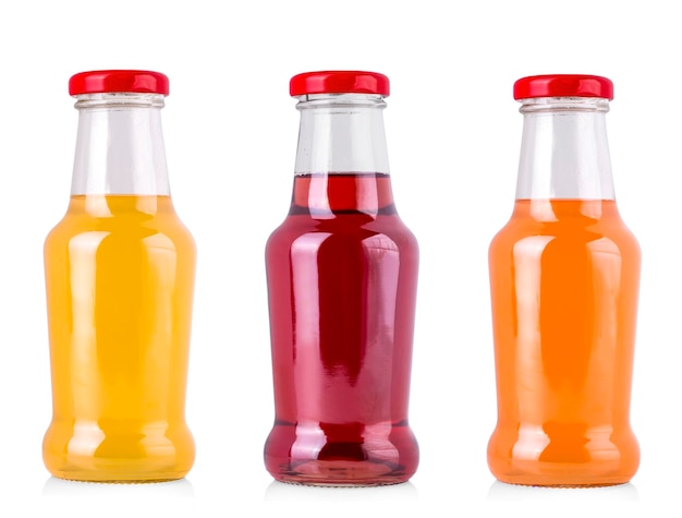 Conjunto de botellas de jugo de colores aisladas sobre un fondo blanco con un camino de recorte estilo de vida saludable