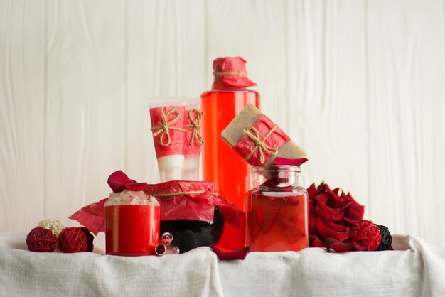 Conjunto de botellas de plástico de colores con jabones de champú y gel de ducha Composición con botellas de plástico de cuidado corporal