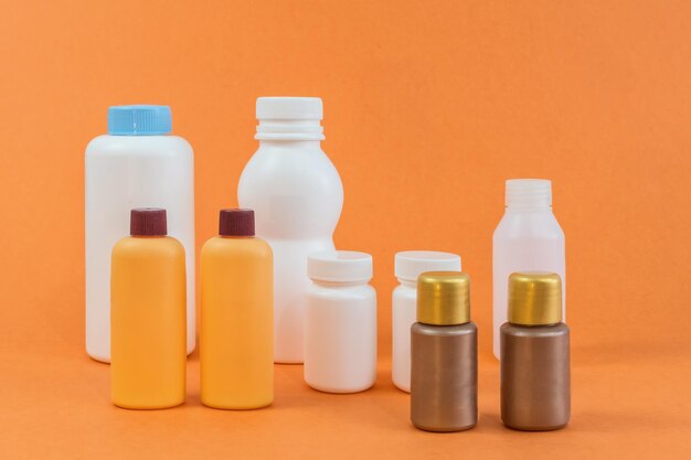 Conjunto de botellas de plástico sobre fondo naranja Concepto de reciclaje y medio ambiente