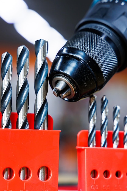 Foto un conjunto de brocas de metal para brocas de destornillador para taladrar agujeros