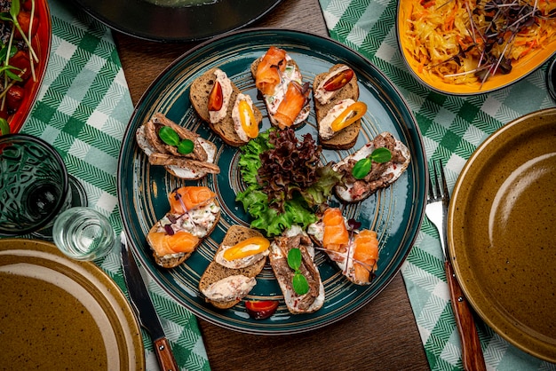 Conjunto de bruschetta con gambas de ternera asada y salmón sobre fondo de madera oscura