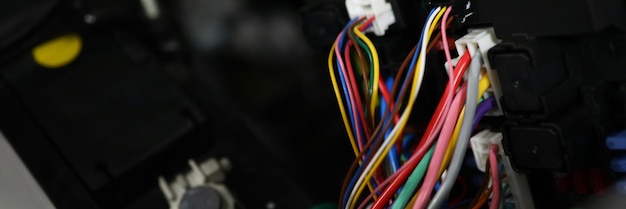 Conjunto de cables con hilos multicolores y conectores en coche