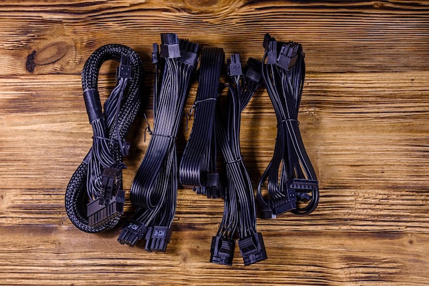 Conjunto de cables psu de computadora sobre un fondo de madera