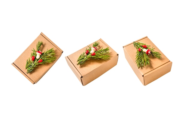 Conjunto de cajas de cartón decoradas con adorno de árbol de Navidad aislado