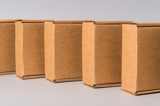 Conjunto de cajas de cartón marrón sobre fondo gris