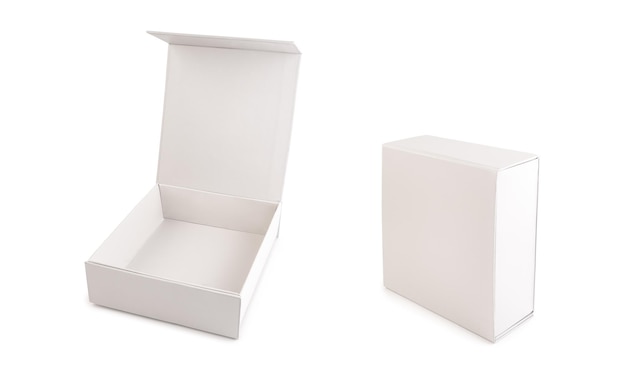 Foto conjunto de cajas de embalaje cuadradas con tapa abierta y cerrada aisladas sobre fondo blanco