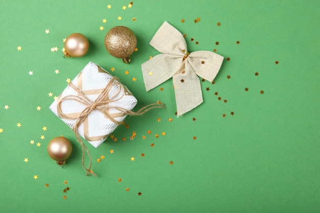 Conjunto de cajas de regalo bellamente envueltas y decoración navideña