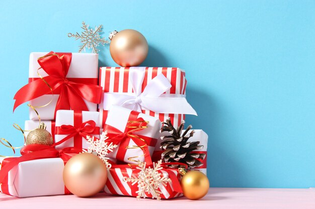 Conjunto de cajas de regalo bellamente envueltas y decoración navideña