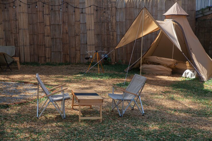 Conjunto de camping en el jardín de una casa.