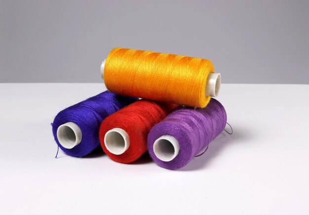 Un conjunto de carretes de hilos de coser de colores.