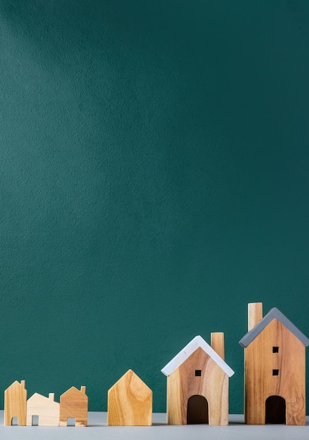 Conjunto de casa de madera y decoración de árboles en el pueblo sobre suelo gris y fondo verde