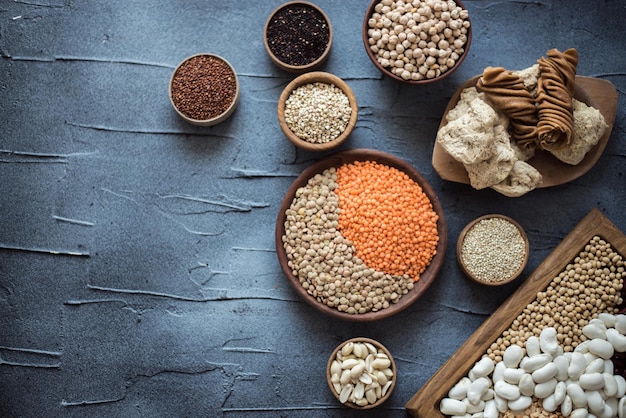 conjunto de cereales ricos en proteínas sobre fondo concreto con lugar para texto