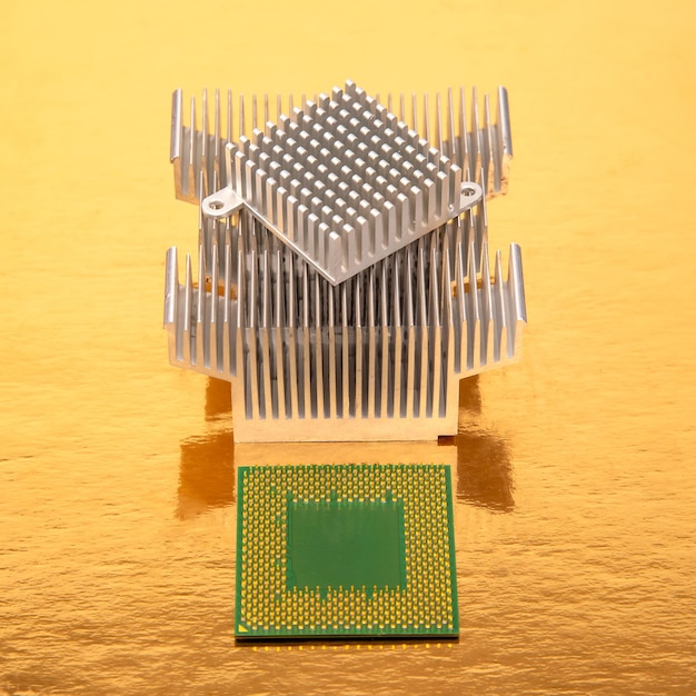 Foto conjunto de chips y disipadores de calor para componentes electrónicos de computadoras de la industria de la tecnología informática