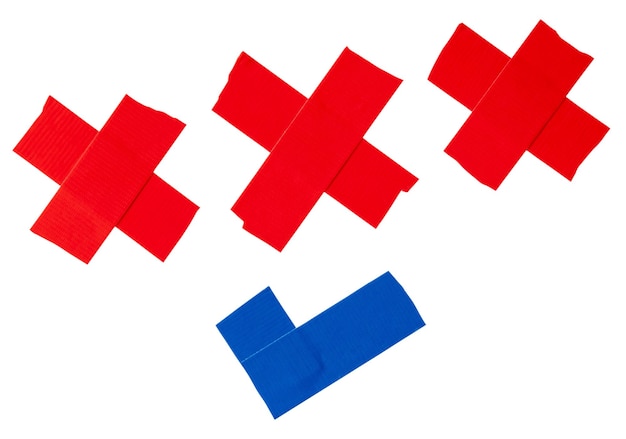 Conjunto de cinta adhesiva roja y azul o cinta adhesiva de vinilo en franja de cruz y marca de verificación en blanco