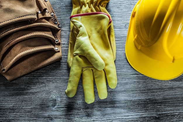 Conjunto de cinturón de herramientas de tapa de guantes de seguridad en tablero de madera