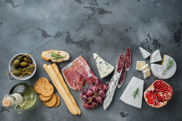 Conjunto clássico de antepastos italianos, mesa cinza, vista de cima