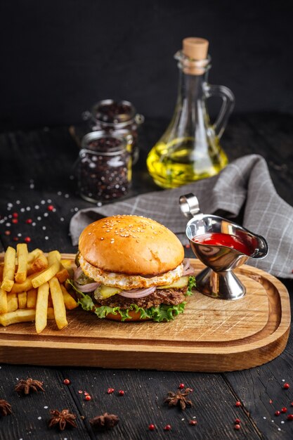 Conjunto clássico de hambúrguer com batatas fritas e ketchup