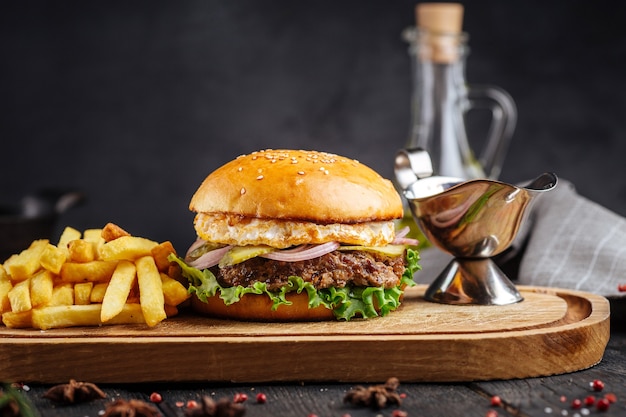 Conjunto clássico de hambúrguer com batatas fritas e ketchup