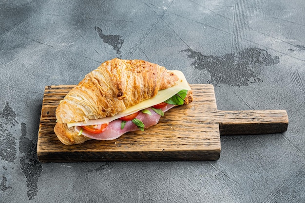 Conjunto clássico de sanduíches de croissant blt, em fundo de pedra cinza