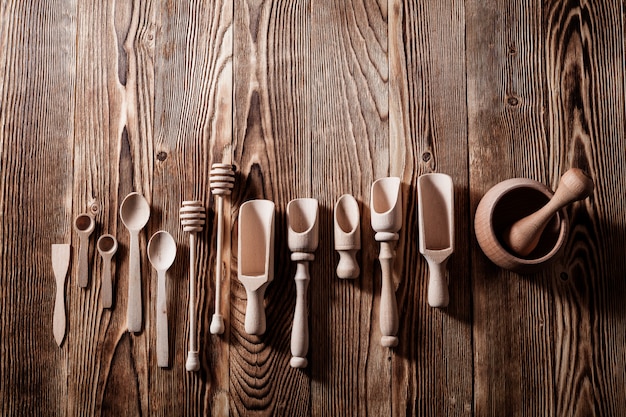 Foto conjunto de cocina de madera aislado en una mesa de madera