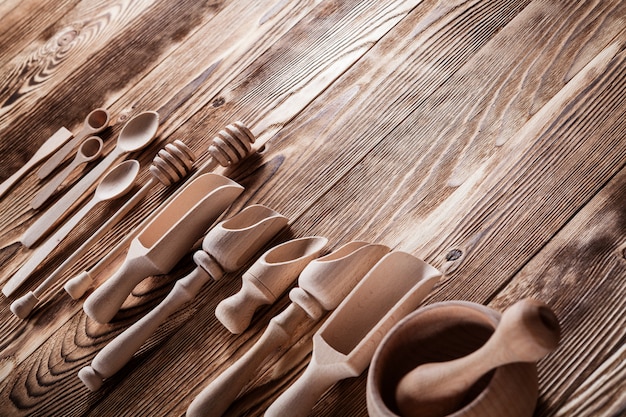 Foto conjunto de cocina de madera aislado en una mesa de madera