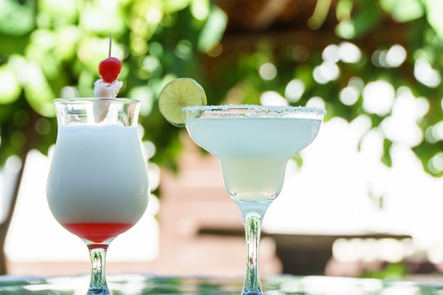 Conjunto de cóctel tropical: Mojito, margarita, piña colada