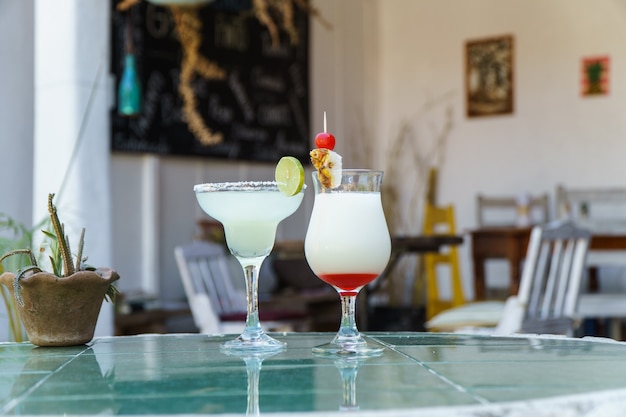 Conjunto de cóctel tropical: Mojito, margarita, piña colada