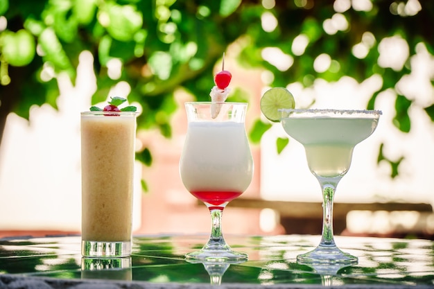 Conjunto de cóctel tropical: Mojito, margarita, piña colada