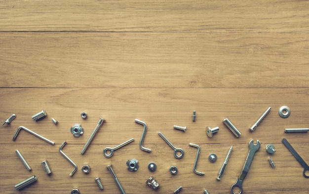 Foto conjunto de colección de herramientas de reparación de la casa, llaves, tornillos, pernos en el fondo de la mesa de madera