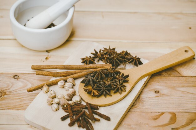 Conjunto de colección de hierbas secas. mezcla de semillas de plantas secas a base de hierbas para la naturaleza alternativa médica.