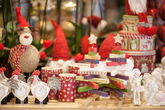 Conjunto y una colección de juguetes y adornos navideños colocados en un estante