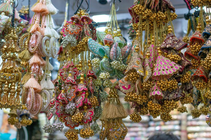 Conjunto de colgantes de diferentes colores en los mercados callejeros de Nueva Delhi