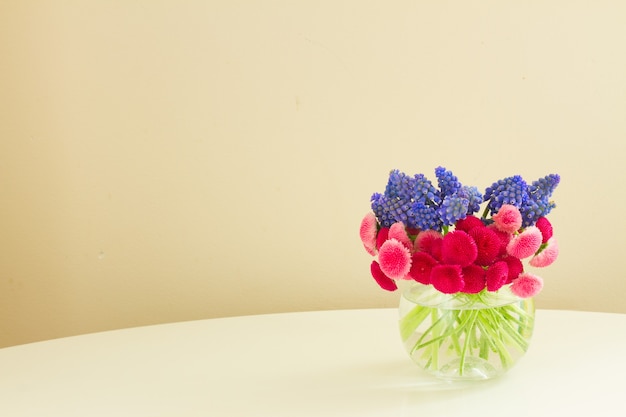 Conjunto de coloridas flores recién cortadas