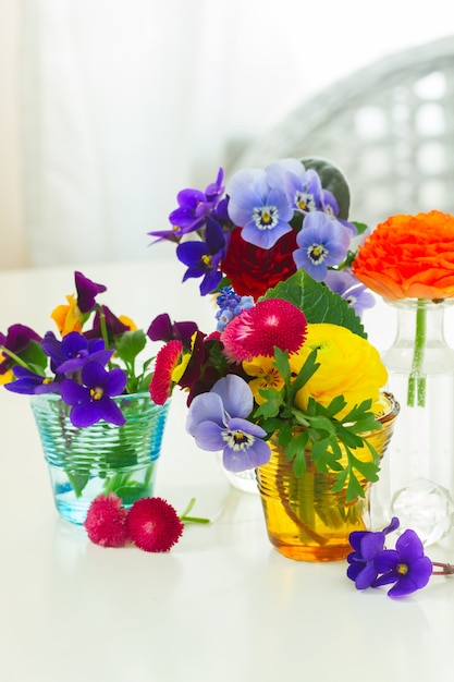 Foto conjunto de coloridas flores recién cortadas