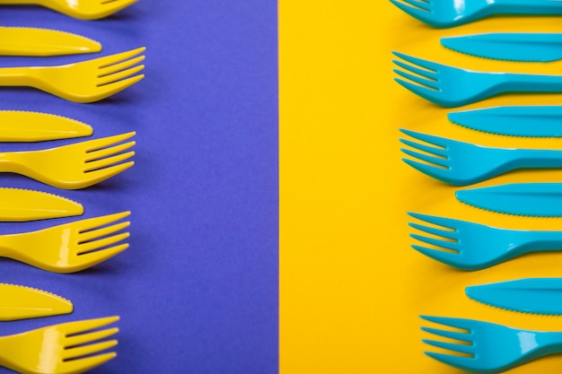 Foto conjunto colorido de utensílios de mesa de plástico isolado no fundo